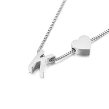 Cargar imagen en el visor de la galería, Un collar de plata con cadena de caja y colgantes de K mayúscula y corazón se combina a la perfección con el Pulsera de tobillo plateado con inicial para un look coordinado.