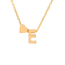 Cargar imagen en el visor de la galería, Un collar dorado con un pequeño corazón y un colgante en forma de E es perfecto para combinar con la Pulsera de tobillo con inicial en color dorado para un look chic y coordinado.
