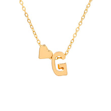 Cargar imagen en el visor de la galería, Un collar dorado con una delicada cadena, un colgante en forma de corazón y una gran G. Perfecto para combinar con la Pulsera de tobillo con inicial dorado para un look coordinado.