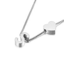 Cargar imagen en el visor de la galería, Un collar de cadena de caja plateada con dos colgantes minimalistas -un corazón brillante y la letra S- combina a la perfección con el Pulsera de tobillo plateado con inicial para un look coordinado y pulido.