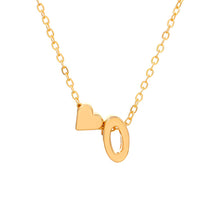 Cargar imagen en el visor de la galería, Un collar dorado con una delicada cadena que incluye un pequeño corazón y un colgante ovalado combina a la perfección con la Pulsera de tobillo con inicial en dorado para un estilo único y coordinado.