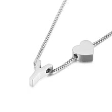 Cargar imagen en el visor de la galería, Un collar de cadena de caja de plata con colgantes de Y pulida y corazón, perfecto para combinar con el Plateado Pulsera de tobillo con inicial para un look a juego.