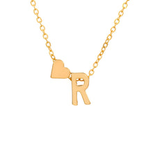 Cargar imagen en el visor de la galería, Un collar de cadena dorada con un charm de corazón y un charm de la letra R mayúscula combina a la perfección con la Pulsera de tobillo con inicial en dorado para un look personalizado.