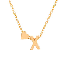 Cargar imagen en el visor de la galería, La Pulsera de tobillo con inicial, en color dorado, luce una delicada cadena con un dije de corazón y una letra "X", mostrando un estilo personalizado y elegante sobre fondo blanco.