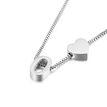 Cargar imagen en el visor de la galería, Un collar de cadena de caja de plata con un óvalo hueco y encanto de corazón sólido pares perfectamente con el plateado Pulsera de tobillo con inicial para un look coordinado.