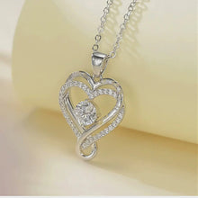 Cargar imagen en el visor de la galería, El collar "A Mi Esposa" Corazón Para Siempre es un colgante de plata en forma de corazón con una brillante pieza central y detalles de cristal, perfecto como regalo para pareja, que se muestra en una delicada cadena sobre un fondo suave y claro.