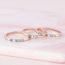 Cargar imagen en el visor de la galería, El Anillo con piedras de nacimiento personalizado, elaborado en oro rosa con gemas multicolores, brilla sobre suave mármol rosa: un regalo de ensueño para el Día de las Madres o un anillo con piedras de nacimiento en tonos pastel.
