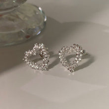 Cargar imagen en el visor de la galería, Aretes de corazón brillantes - Moroveta
