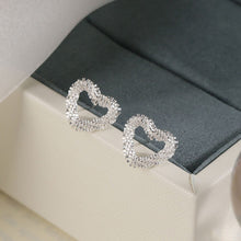 Cargar imagen en el visor de la galería, Aretes de corazón brillantes - Moroveta