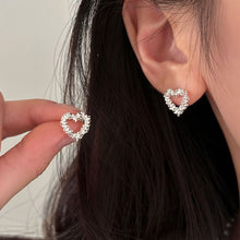 Cargar imagen en el visor de la galería, Aretes de corazón brillantes - Moroveta