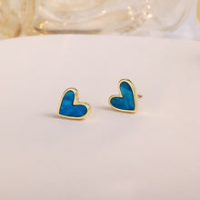 Cargar imagen en el visor de la galería, Aretes de corazón de nácar azul - Moroveta