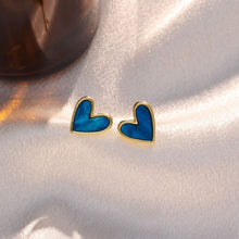Cargar imagen en el visor de la galería, Aretes de corazón de nácar azul - Moroveta