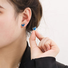 Cargar imagen en el visor de la galería, Aretes de corazón de nácar azul - Moroveta