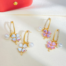 Cargar imagen en el visor de la galería, Aretes de trébol y perla Nala - Moroveta