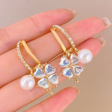 Cargar imagen en el visor de la galería, Aretes de trébol y perla Nala - Moroveta