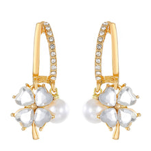 Cargar imagen en el visor de la galería, Aretes de trébol y perla Nala - Moroveta