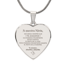 Cargar imagen en el visor de la galería, Collar "A nuestra nieta" de corazón, plateado y grabado en español con un emotivo mensaje de abuelos a su nieta: un regalo perfecto que expresa amor incondicional y la promesa de siempre valorar a su nieta.