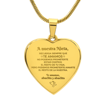 Cargar imagen en el visor de la galería, El collar "A nuestra nieta" de corazón en color dorado es el regalo perfecto para expresar amor y apoyo eterno de los abuelos a su nieta.