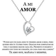 Cargar imagen en el visor de la galería, El collar Amor eterno es un collar de acero inoxidable plateado en forma de corazón con un diamante central y un mensaje en español de amor y gratitud: un regalo para mujer ideal para dar las gracias a su pareja y prometerle cariño eterno.