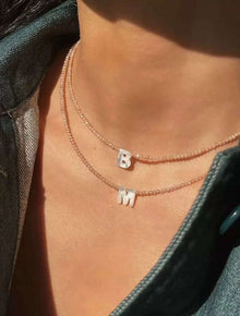 Cargar imagen en el visor de la galería, Collar con inicial brillante - Moroveta