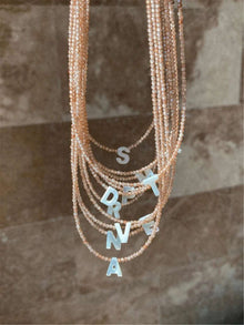 Cargar imagen en el visor de la galería, Collar con inicial brillante - Moroveta