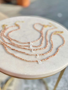 Cargar imagen en el visor de la galería, Collar con inicial brillante - Moroveta