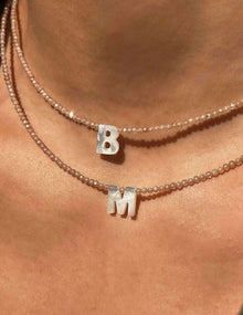 Cargar imagen en el visor de la galería, Collar con inicial brillante - Moroveta