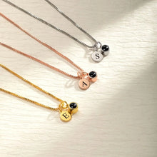 Cargar imagen en el visor de la galería, Tres collares con acabados en plata, oro rosa y oro, cada uno con un pequeño colgante redondo de cuenta negra y un colgante redondo grabado con una S, una A o una E, igual que el Collar con inicial y foto.