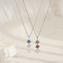 Cargar imagen en el visor de la galería, El collar con múltiples piedras de nacimiento en color plateado luce dos dijes cuadrados apilados, perfecto como collar personalizado para mamá, ideal para regalo, mostrado sobre un fondo neutro y claro.