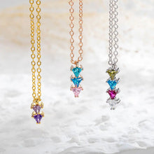 Cargar imagen en el visor de la galería, Tres versiones del Collar con piedras de nacimiento personalizadas en oro, oro rosa y plata, cada una con gemas triangulares de colores en fila vertical, sobre fondo blanco-un regalo para mamá especial.