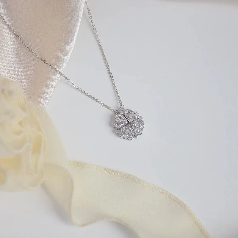 Collar con trébol de cuatro corazones + caja de rosa - Moroveta