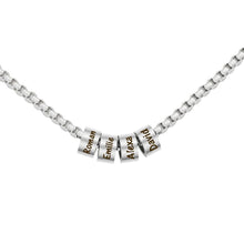 Cargar imagen en el visor de la galería, El collar de cadena con dijes personalizados en color plateado incluye cuatro dijes grabados con Roman, Emilie, Alexa y David: un collar único y un regalo perfecto para el Día del Padre.