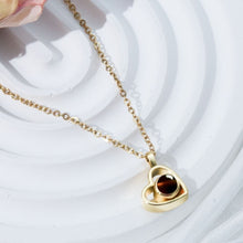 Cargar imagen en el visor de la galería, El Collar de corazón con foto, en color dorado, luce una delicada cadena y un dije de corazón personalizado, ideal para quienes buscan collares únicos y recuerdos especiales.