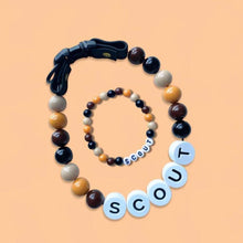 Cargar imagen en el visor de la galería, Este Collar de cuentas personalizado para mascotas + Pulsera gratis incluye ambos con cuentas marrón, beige y amarillo. Cuentas blancas forman "SCOUT" sobre fondo melocotón-perfecto como regalo para amantes de mascotas.