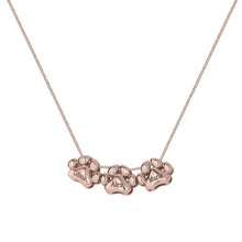 Cargar imagen en el visor de la galería, El Collar de huellitas de mascotas personalizado en oro rosa lleva tres charms con huellas, cada uno grabado con los nombres de Olivia, Alex y Maria, para llevar a tus seres queridos siempre cerca.