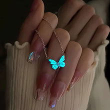 Cargar imagen en el visor de la galería, Collar de mariposa que brilla en la oscuridad - Moroveta