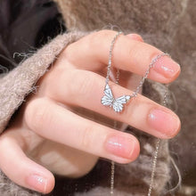 Cargar imagen en el visor de la galería, Collar de mariposa que brilla en la oscuridad - Moroveta
