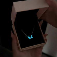 Cargar imagen en el visor de la galería, Collar de mariposa que brilla en la oscuridad - Moroveta