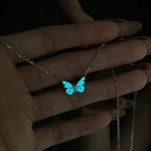Cargar imagen en el visor de la galería, Collar de mariposa que brilla en la oscuridad - Moroveta