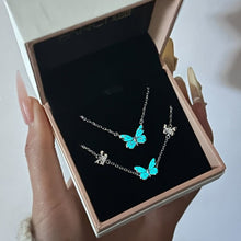 Cargar imagen en el visor de la galería, Collar de mariposa que brilla en la oscuridad - Moroveta