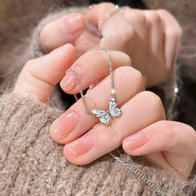 Cargar imagen en el visor de la galería, Collar de mariposa que brilla en la oscuridad - Moroveta