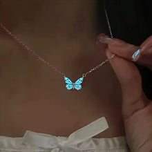Cargar imagen en el visor de la galería, Collar de mariposa que brilla en la oscuridad - Moroveta