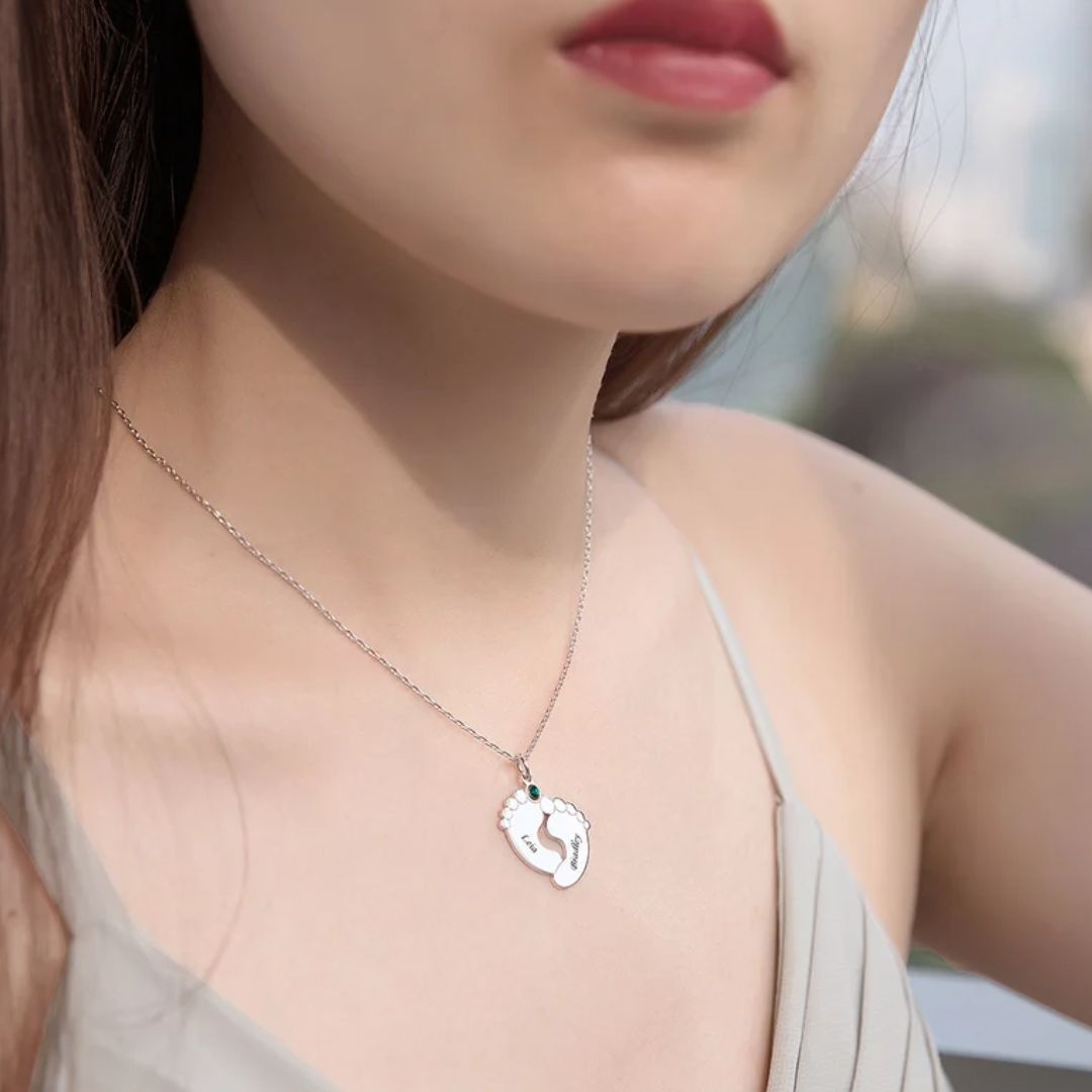 Collar de piecitos de bebé con nombre y fecha - Moroveta