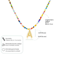 Cargar imagen en el visor de la galería, Collar Inicial colorido - ¡Lévate 3 por el precio de 1! Collar con cuentas coloridas y dije letra A dorada, cadena ajustable (38 cm + 5 cm) de acero inoxidable. Perfecto como collar con inicial o regalo para amigas.