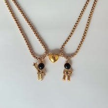 Cargar imagen en el visor de la galería, Collar magnético de astronauta para parejas - Moroveta - Moroveta