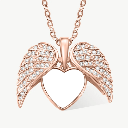 Collar personalizado con foto en forma de corazón en oro rosa, decorado con dos alas de ángel y cristales blancos brillantes. Un toque elegante para cualquier look.