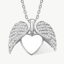 Cargar imagen en el visor de la galería, Collar personalizado con foto en forma de corazón, color platino, con dije corazón rodeado por dos alas de ángel decoradas con piedras brillantes. La delicada cadena se une en la parte superior del collar para un toque elegante.