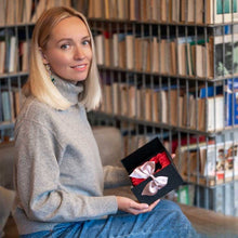 Cargar imagen en el visor de la galería, Collar "Te quiero" en 100 idiomas en caja de rosas - Moroveta