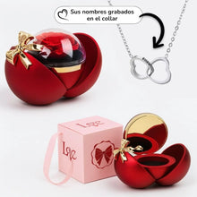 Cargar imagen en el visor de la galería, Esfera con rosa eterna y collar de corazones grabados - Moroveta