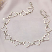 Cargar imagen en el visor de la galería, Gargantilla de corazones - Moroveta